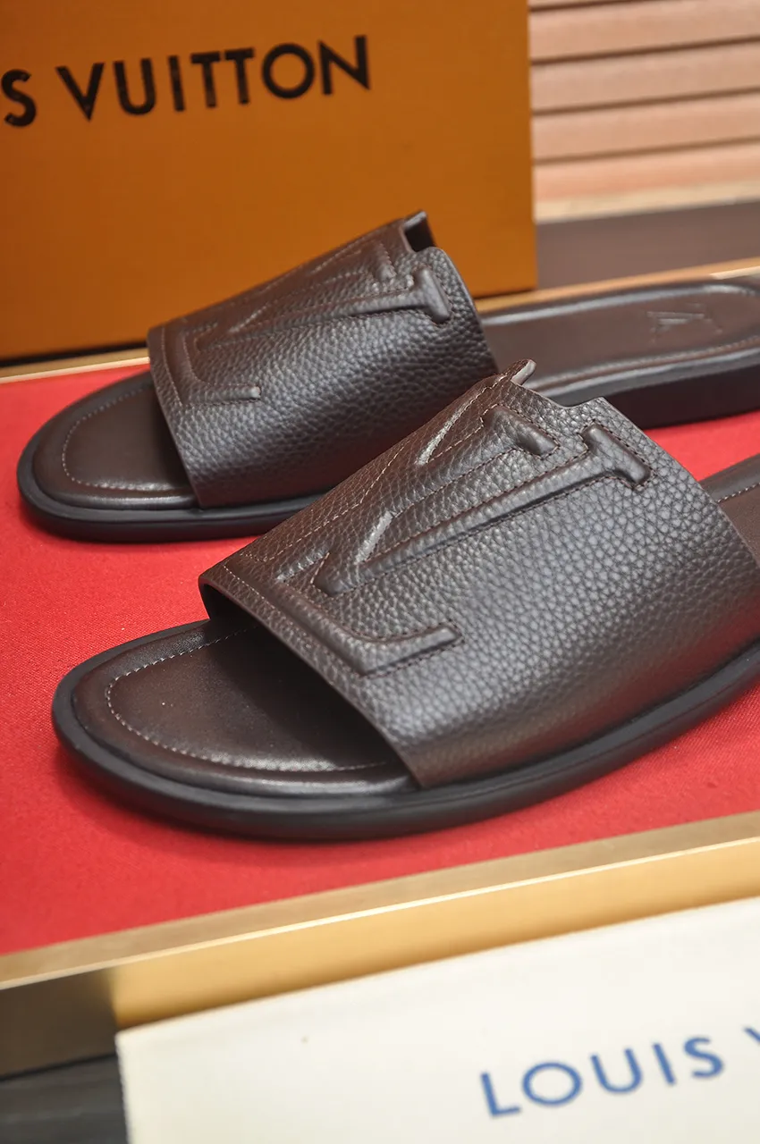 Men's men's shoes 💰340💶 [Louis Vuitton LV slippers] (high-end cowhide) counter 1:1 fashion style, a must-have for summer! The designer used LV’s iconic outsole. The original simple slippers instantly become fashionable! The upper is made of flexible special cowhide leather straps alternately, and the workmanship is exquisite! A must-have for stylish men in summer, size 38-46 (45 46 customized)